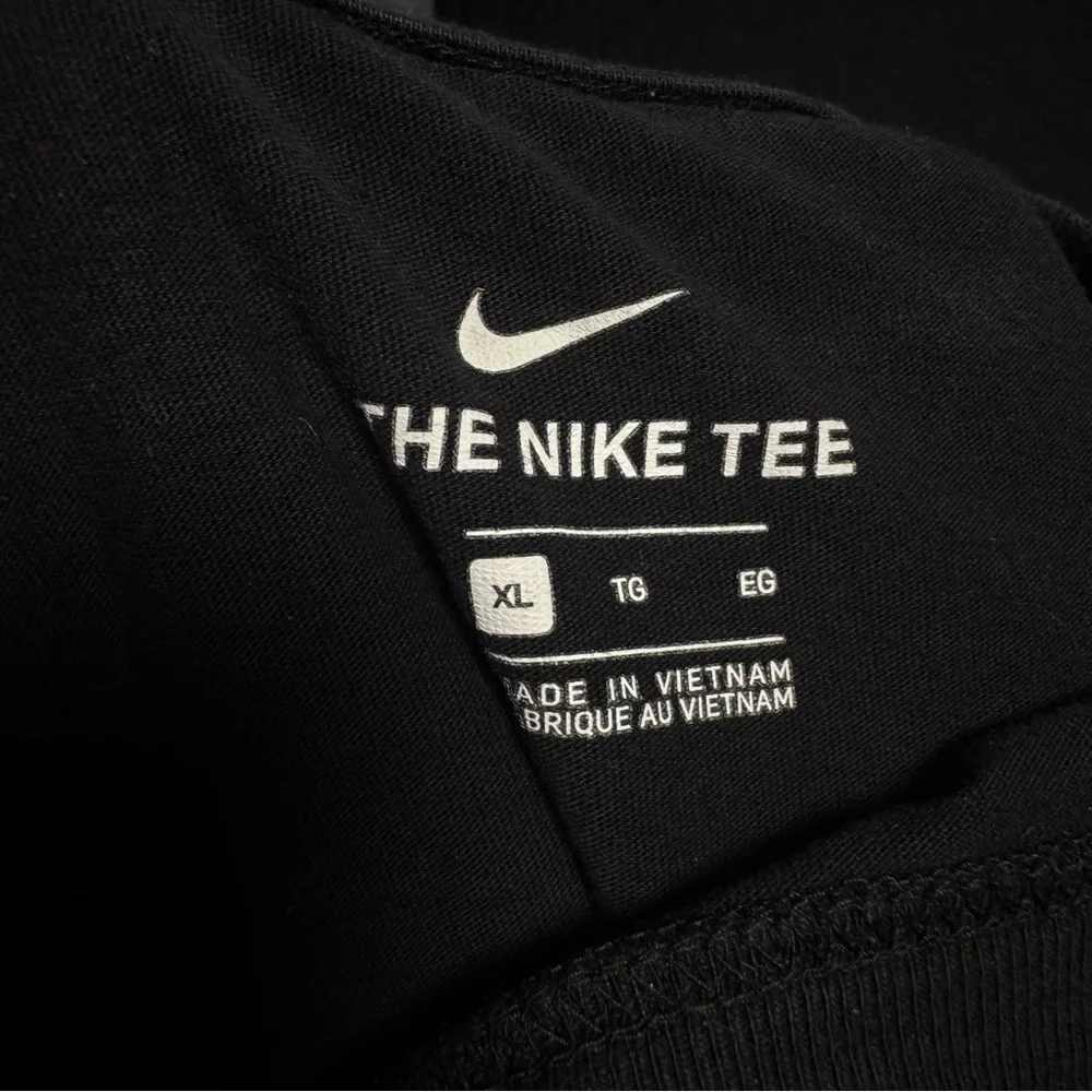 Nike Black Short-Sleeve Tee with White Corner Graphic - Picture 3 of 4